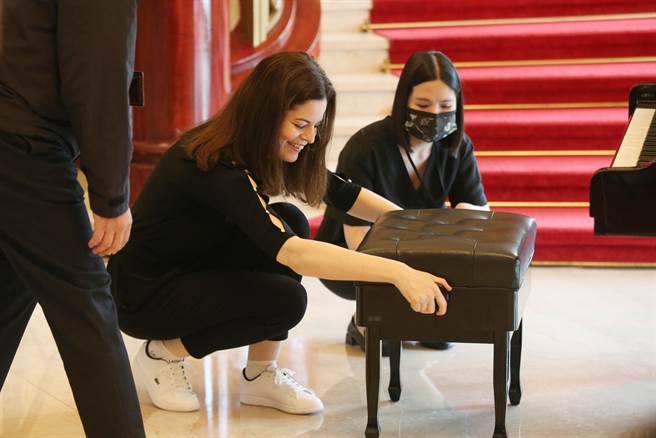 国家交响乐团（NSO）14日举行《诗琴画语》音乐会记者会，俄籍钢琴家兹拉塔.乔基耶娃 （Zlata Chochieva）（左）在会上弹奏前，不假他手的将椅子调到习惯的高度。（杜宜谙摄）