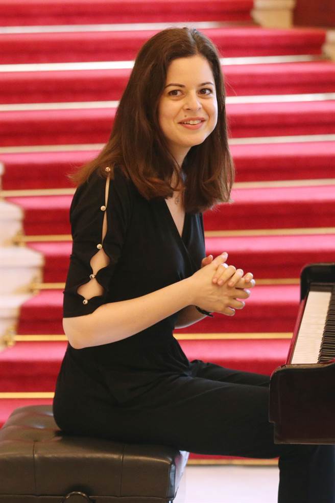 国家交响乐团（NSO）14日举行《诗琴画语》音乐会记者会，俄籍钢琴家兹拉塔.乔基耶娃 （Zlata Chochieva）（见图）在会上介绍简短表演的萧邦黑键练习曲。（杜宜谙摄）