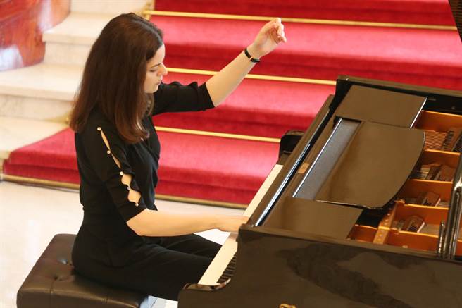 国家交响乐团（NSO）14日举行《诗琴画语》音乐会记者会，俄籍钢琴家兹拉塔.乔基耶娃 （Zlata Chochieva）（见图）在会上 弹奏萧邦黑键练习曲，展现独树一格的音色。（杜宜谙摄）