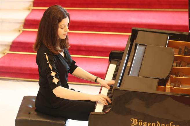 国家交响乐团（NSO）14日举行《诗琴画语》音乐会记者会，俄籍钢琴家兹拉塔.乔基耶娃 （Zlata Chochieva）（见图）在会上 弹奏萧邦黑键练习曲，展现独树一格的音色。（杜宜谙摄）