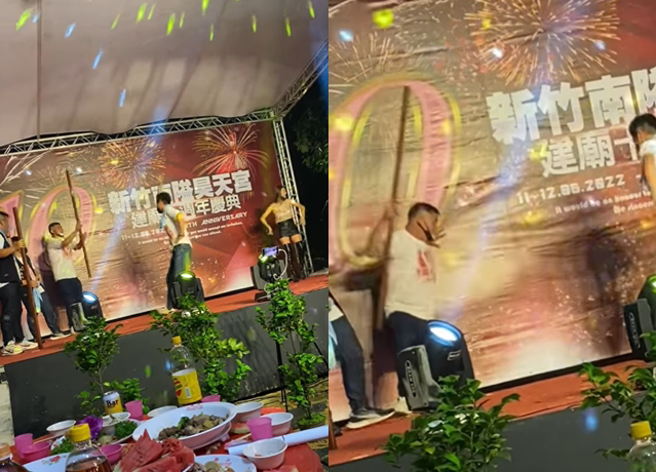 男子在宮廟前舞台表演餘興節目，豈料一拿到轎擔突重心不穩摔下舞台後方。（翻攝自臉書爆廢公社公開版）