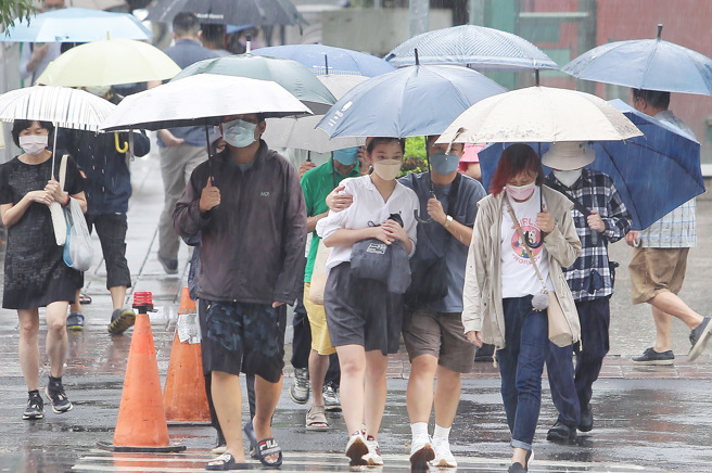 明（15日）梅雨锋面靠近，西半部地区整天不定时有阵雨或雷雨，午后部份地区及山区亦有局部大雨，伴随雷击和强阵风。（资料照／季志翔摄）