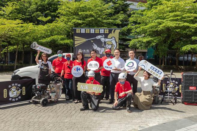 （裕隆汽車與家樂福支持友洗社創，培力「無家者」洗地清潔創造工作機會。圖／業者提供）
