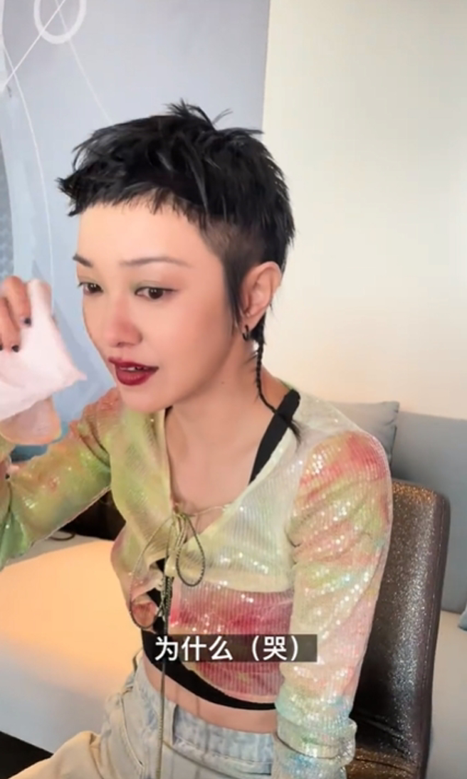 郭采洁看着照片沉默许久说：「好奇妙的感觉，突然有些想哭」。（图／取自郭采洁微博）