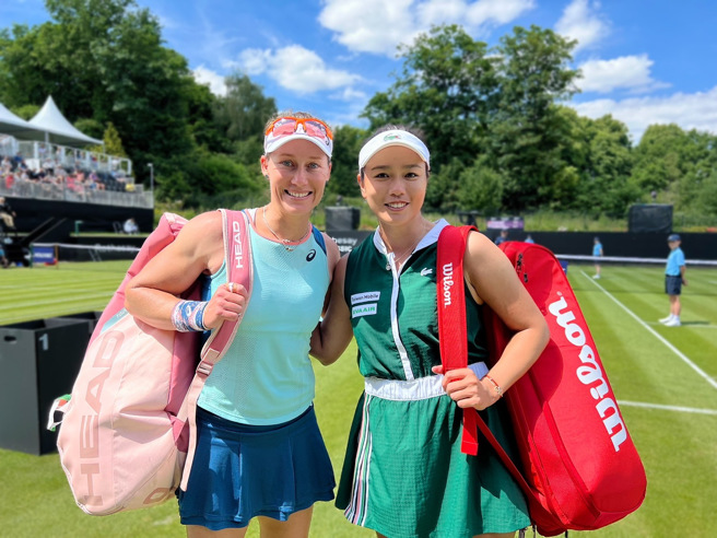 詹詠然（右）和澳洲好手絲托索在伯明罕女網賽合作，並於雙打8強賽力克妹妹詹皓晴、日本青山修子組合，晉級4強。（資料照／劉雪貞提供）