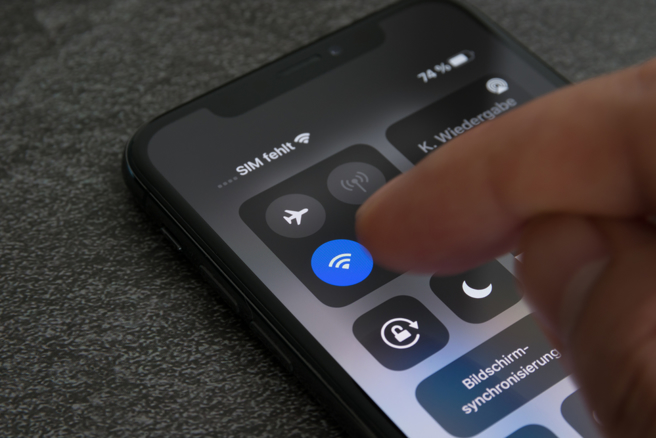 為了避免手機耗電快速，不少人在不會用到Wi-Fi的情況下，會直接關閉Wi-Fi。（示意圖／Shutterstock）
