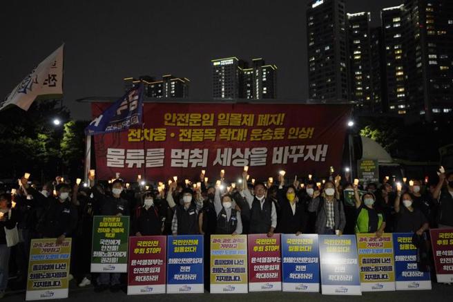 韩国货车司机工会与政府达成共识，货车司机15日起将回到工作岗位。（图／美联社）