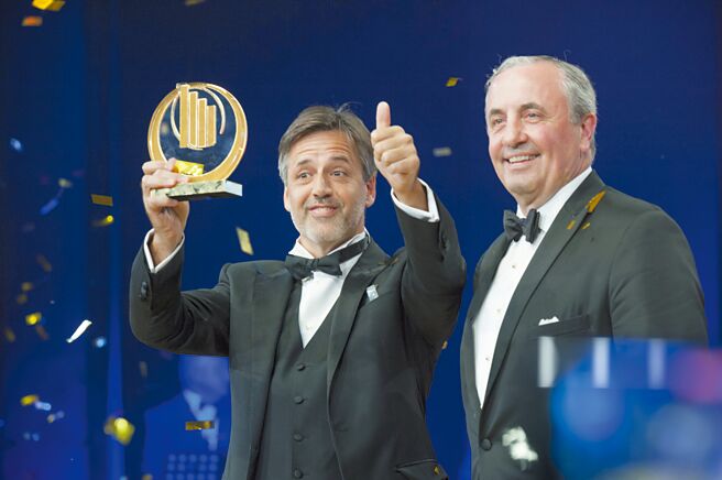 2022《安永世界企业家大奖》由阿根廷企业家Gaston Taratuta（左）夺得大奖。图／安永提供