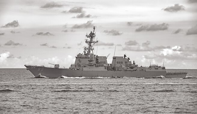 美国媒体12日报导，中国一再宣称台湾海峡并非「国际水域」，已在拜登政府内部引发疑虑。图为美舰马斯廷号飞弹驱逐舰通过台湾海峡。（摘自美国海军官网）