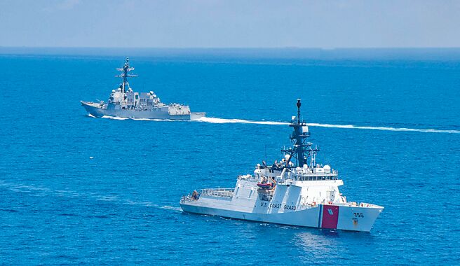 圖為美國海軍勃克級驅逐艦紀德號（USSS Kidd DDG-100，後）和美國海巡艦穆洛號（Cutter Munro WMSL-755，前）2021年8月27日在台灣海峽例行過境。（摘自USPacificFleet臉書）