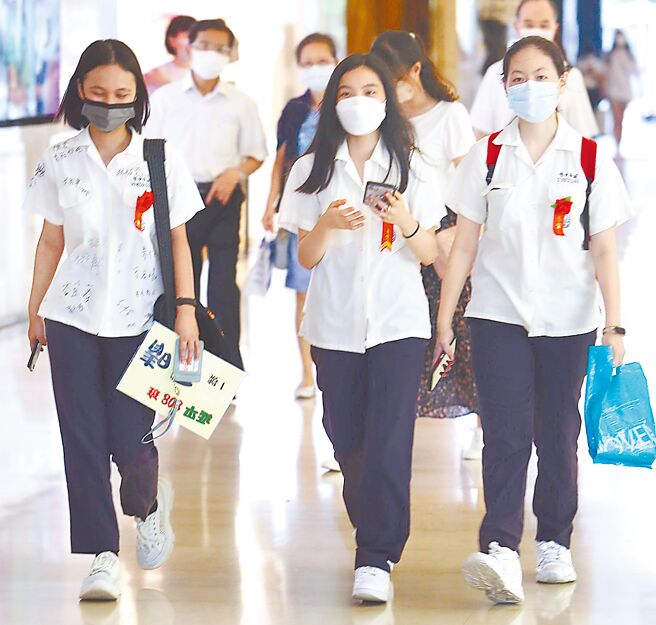 又到毕业季，受疫情趋缓影响，许多高中以下学校今年都举办毕业典礼，让学生们能够开心地和同学齐聚一堂。（季志翔摄）