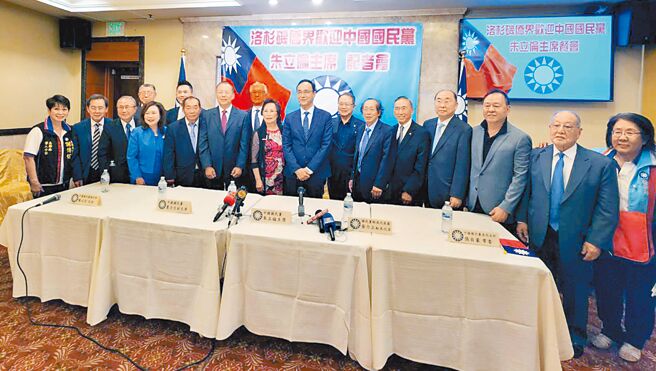 國民黨國際部主任黃介正強調，親美不是對美國言聽計從，也不是投降派，「是戰略部署」，圖為國民黨主席朱立倫（中）結束訪美行程前，10日在洛杉磯出席僑宴並召開記者會表示，國民黨相隔14年重新在美國設立駐美代表處，宣示國民黨重返美國、重返華府。（國民黨提供）