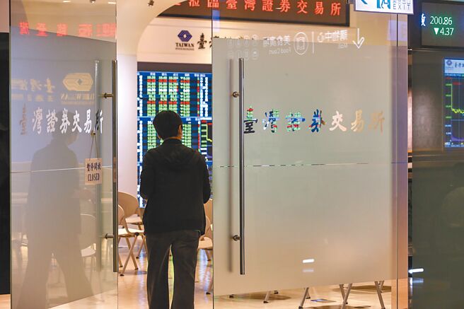 昨日台股在电金传产全面下挫压力下，终场下跌389点，收在1万6070点。图为昨日台湾证券交易所门口贴着「暂停开放」告示牌，工作人员在门口做清消。（邓博仁摄）