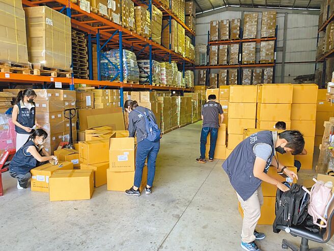 近日富乐快筛在各地出包，检调查出，竟是黑心业者以陆制货混充。检调13日搜索大鑫公司与其仓库，查扣1400箱以上、超过45万支试剂，并约谈5名嫌犯。（调查局提供／陈志贤台北传真）