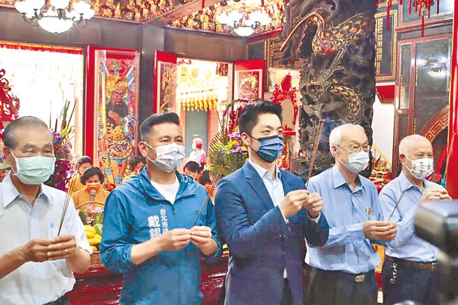 2022台北市長「三腳督」戰局激烈，目前各黨派唯一宣布參選的立委蔣萬安，近期勤跑基層，昨日前往松山進安宮參拜。（立委蔣萬安辦公室提供／游念育台北傳真）