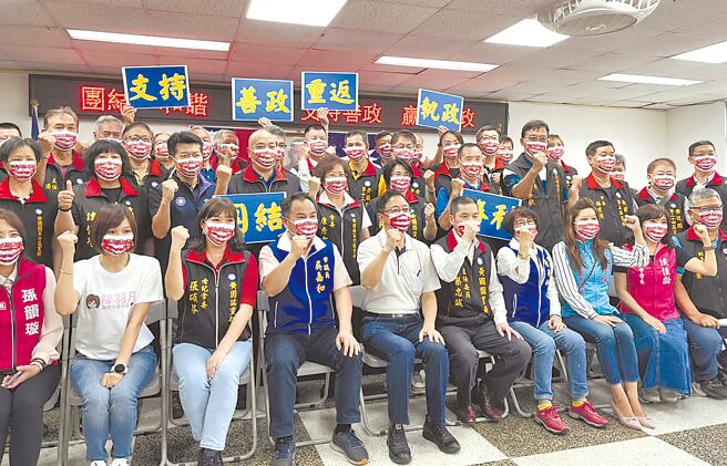国民党黄国园党部公开力挺张善政（前排中），认为由张出马桃园一定能胜选。（吕筱蝉摄）