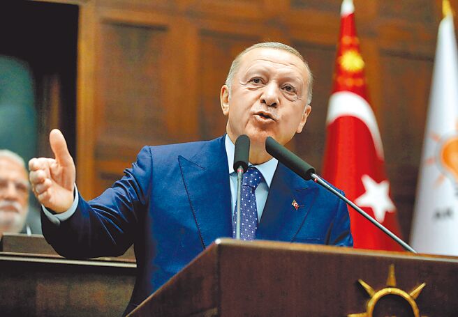 土耳其总统艾尔多安（见图）表示，正规画和俄罗斯总统普丁及乌克兰总统泽伦斯基进行会谈，将乌克兰榖物经由黑海出口到全球市场。（新华社）