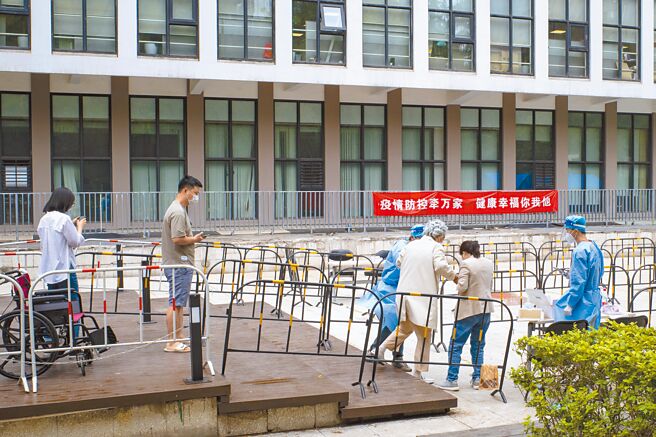 大陆国务院近日通报河北、安徽、陕西等3省存在疫情防控通行过度管控、重复核酸检测等问题。图为北京市朝阳区一社区居民等待接受核酸检测。（中新社）