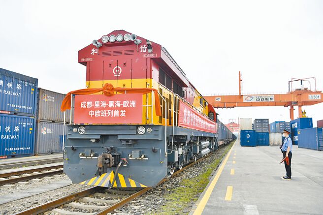 学者分析，莫斯科因战争无力经营中亚，这提供中国实现自身中亚目标的难得机遇。图为成都中欧班列南通道「欧洲通」公共班列驶出成都铁路货柜中心站。（中新社）