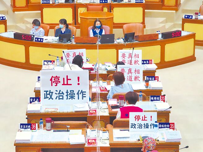 新北市議會藍綠黨團昨日都甲級動員，綠要求市長侯友宜到議會專案報告恩恩事件，藍營則要求綠營別再政治操作。（葉德正攝）