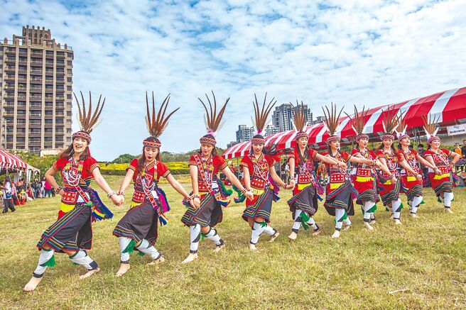 阿美族丰年祭「岁时祭仪」2020年在头前溪桥前的高滩地举办，原民赤脚在草地起舞，充分展现力与美的「原味」。（罗浚滨摄）