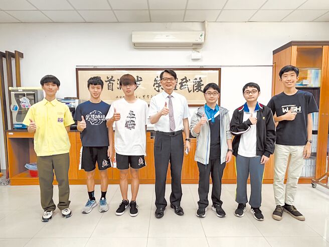 桃园市武陵高中升学表现刷新纪录，郭佑维（右至左）、潘维宏、潘维安、校长林焕周、陈楷勛、陈杰恩及游腾翔合影留念。（陈梦茹摄）