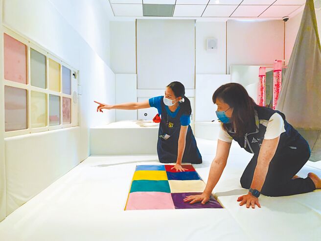 新竹市儿童发展早期疗育中心全新的疗育感官教室「白屋」已完工，副市长沈慧虹（右）13日特别为孩子温声开箱，白屋即日起也将成为孩子体验与探索的秘密基地。（陈育贤摄）