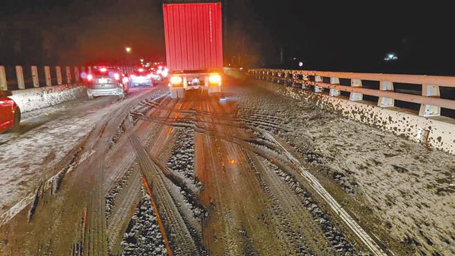 西滨公路苗栗通霄段，日前端午节连假发生大货车掉落大量污泥，导致严重追撞事故。（翻摄照片／李京升苗栗传真）