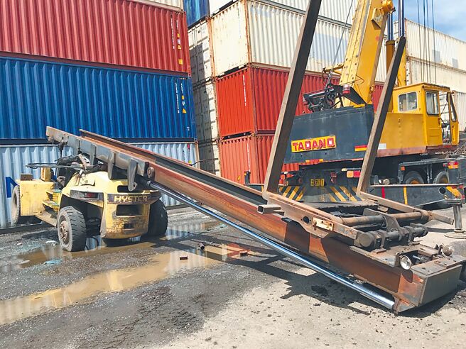 台中市清水某货柜场堆高机桅杆突然倒向驾驶舱，来不及逃生的驾驶惨遭压死。（台中市消防局提供／陈淑娥台中传真）