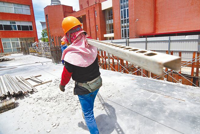 台东县图书馆兴建等重大工程，因为工人陆续确诊，缺工情形更加严重。（庄哲权摄）