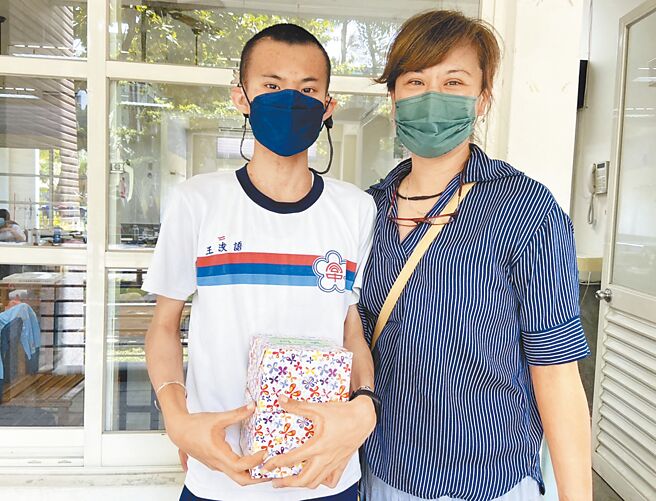 大同中學畢業生王浚語（左）獲頒發熱愛生命獎，母親也為孩子開心。（林和生攝）