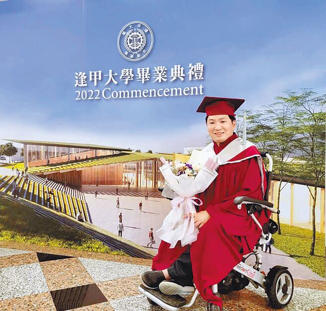 蔡義德日前參加逢甲大學EMBA碩士班畢業典禮。（蔡義德提供）