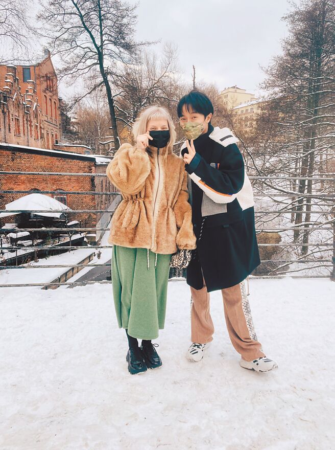 吴青峰（右）与欧若拉一见如故，情如兄妹。（环球音乐提供）