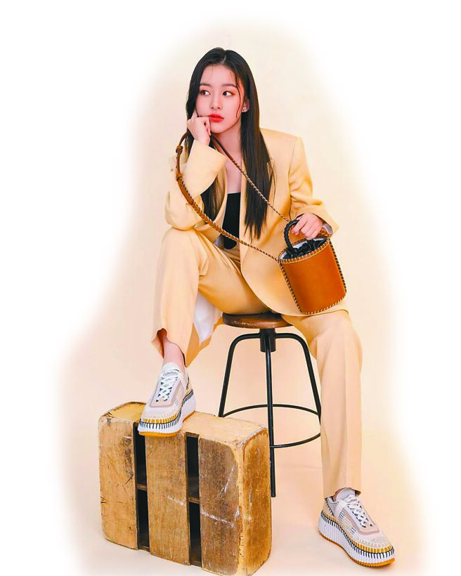 日前以出演韓劇《殭屍校園》女主角一炮而紅的朴持厚，以小巧可愛的小型Louela棕褐色水桶包搭配米色套裝，腳踩年度爆款Chloe Nama休閒鞋，一改過往鄰家女孩的穿搭。（Chloe提供）