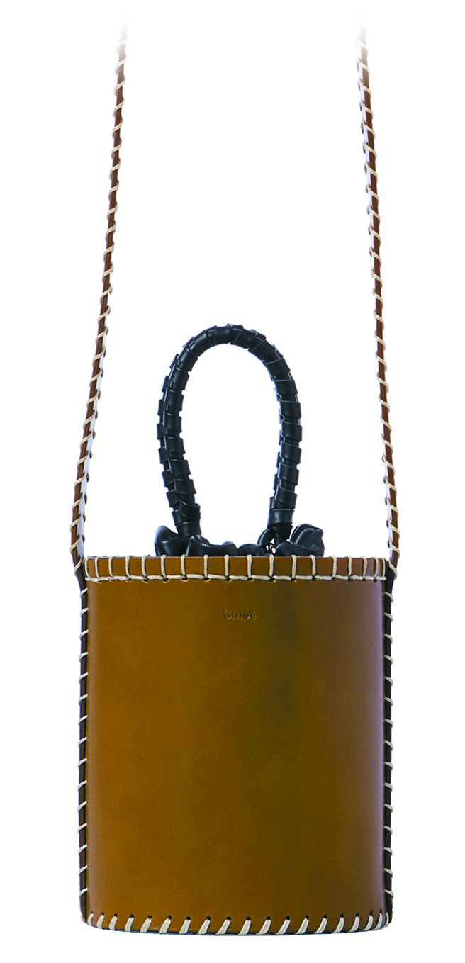 Chloe Louela小型琥珀橄欖綠縫線水桶包，6萬2500元。（Chloe提供）