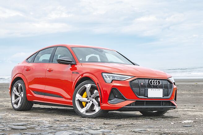 Audi e-tron S Sportback热力红车色，售价408万元起，试驾车另选配有黑色外观套件（3.7万元）、黑色后视镜盖（7000元）及22吋铸造铝合金轮圈（4万元）。（陈大任摄）
