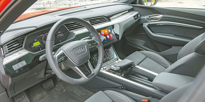 内装精致豪华，用料质感极佳。（陈大任摄）