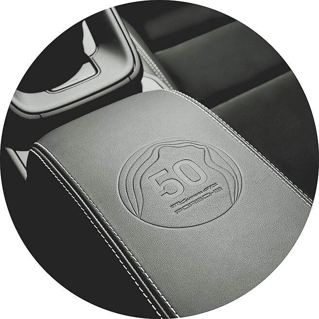 中央扶手印有台湾海岸线与50字样徽印。（台湾保时捷提供）