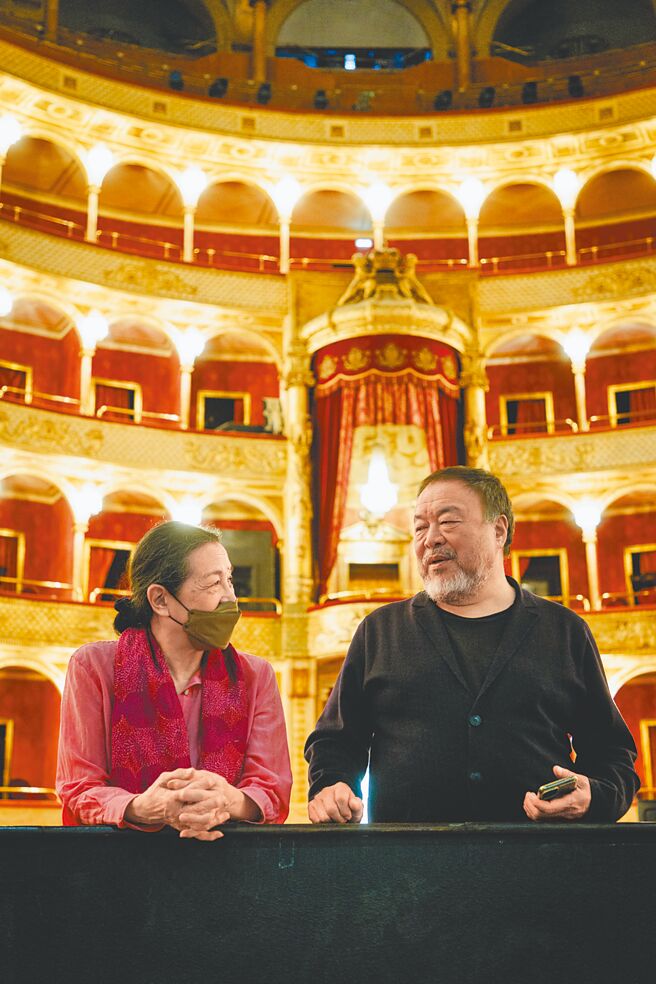 艾未未（右）、江青在剧场乐池前。（亚男摄影／江青提供）