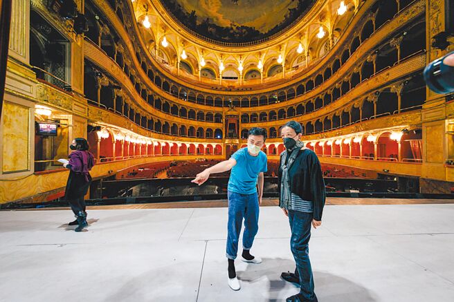 江青（右一）与兆欣在舞台上。（亚男摄影／江青提供）