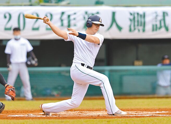 40岁的前职棒球员郭岱琦参加台钢雄鹰测试会。（台钢雄鹰提供）