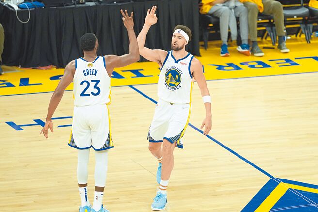 今天总冠军赛G5刚好是克雷汤普生（右）膝伤3周年。（路透资料照片）