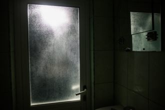 浴室鏡子藏詭異暗房！妹子回憶租屋前1幕嚇慘：少了它