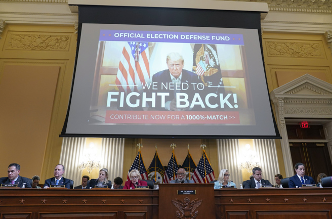 特别委员会收集内部人士对当晚白宫事态的陈述，并在听证会上播放影片佐证。(图/美联社)  