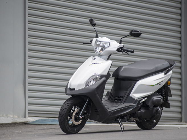 SYM全新迪爵外观採取流线、简约风格，并展现科技质感，63.9km/L一级油耗，全台最省油。（陈大任摄）