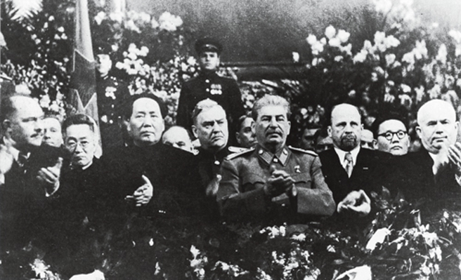 毛澤東（左4)首次出國訪問蘇聯時，在莫斯科遭到史達林(右4)近乎羞辱的待遇，毛澤東為此極為不悅，但當時需要蘇聯大力協助，只能忍氣吞聲。圖為毛澤東訪蘇聯時參加史達林70壽辰活動。（圖／人民網黨史頻道）