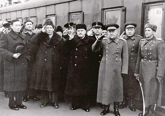 毛澤東建立中華人民共和國之後首次訪問蘇聯，搭火車在莫斯科北站下車時，只有部長會議副主席莫洛托夫與布爾加寧元帥前來迎接，儀式亦極為簡略，令毛澤東覺得屈辱。（圖／人民網）