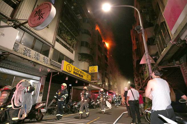 消防员赶赴火场布水线抢救。（黄世麒摄）