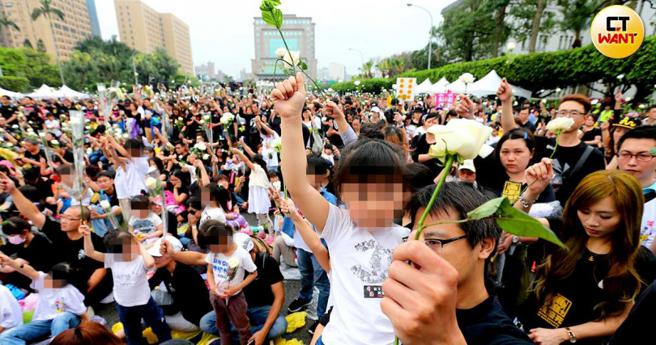 内湖4岁女童小灯泡当街遭残杀引发「反废死」浪潮，民眾上街抗议妇幼安全问题。（图／报系资料照）