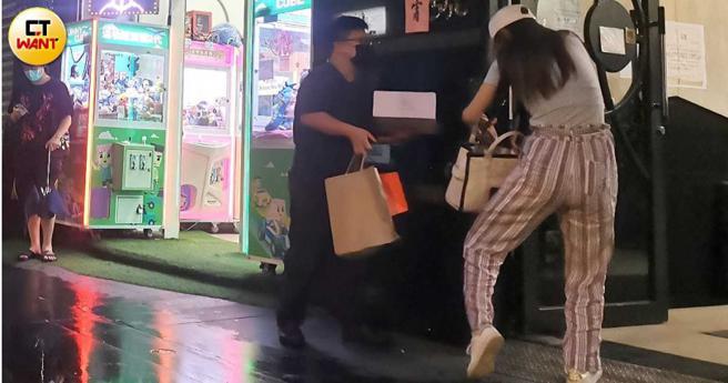 林韋君手忙腳亂在撈包包裡的東西。（圖／本刊攝影組）